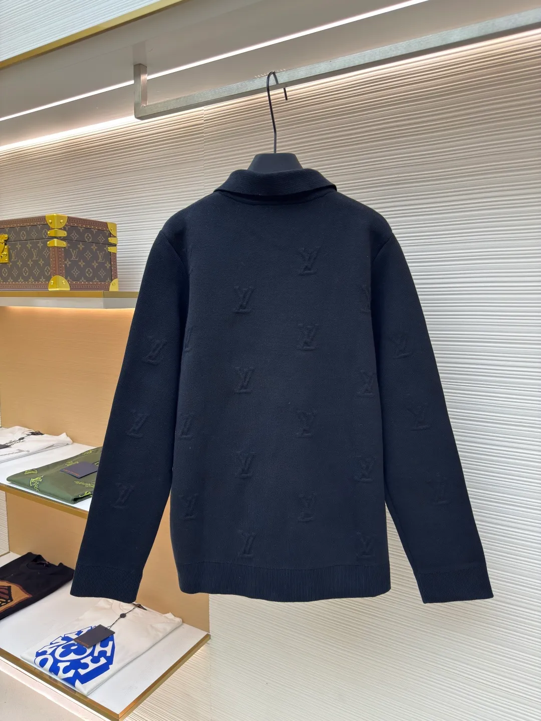 LOUIS VUITTON dark pattern embossed woolen jacket ●Authentic product: Purchased and developed by 24248 ●Item number: 1680578-D15 ●Fabrics: combed cotton fabric ●Technology: embossed woolen fabric ●Version: fitted version ●Weight: about 705 grams ●Size: XS-S-M-L ●Description: Lapel zipper cardigan. The yarn is made of 2 strips of 2/60 fully combed cotton on the bottom + 5 strips of polyester + 1 strip of high-elastic drawstring. The loom is a 14-needle STOLL machine imported from Germany. Each piece of weaving takes 390 minutes. Due to the particularity of this organization, the stability requirements of the machine are very high, and many machines cannot do it. The weaving time is very long, and it is easy to produce waste pieces when weaving the piece, and the loss will be very large; the sewing disc is sewn with a 20-needle disc. The overall wiring is straight and delicate, the fabric is comfortable and soft, and the color is consistent without color difference. It can be matched with the same style to create a fashionable look and control various occasions. Customized accessories, complete with three standards, same style for men and women!